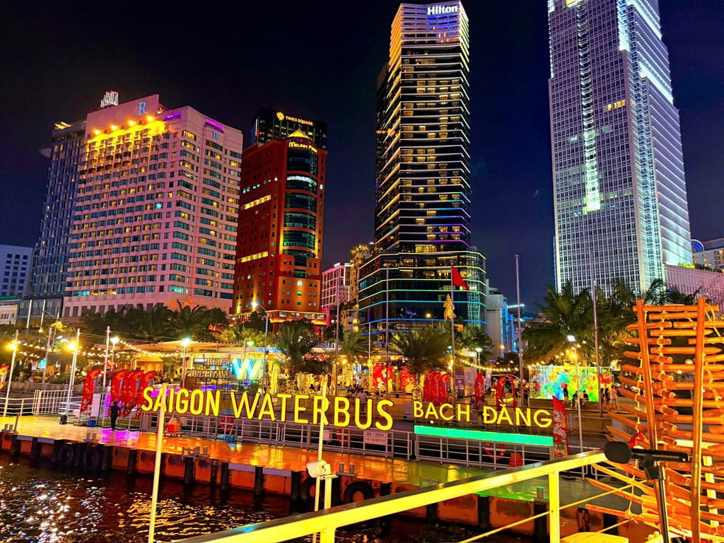 西貢河觀光遊船以全新視角欣賞胡志明市